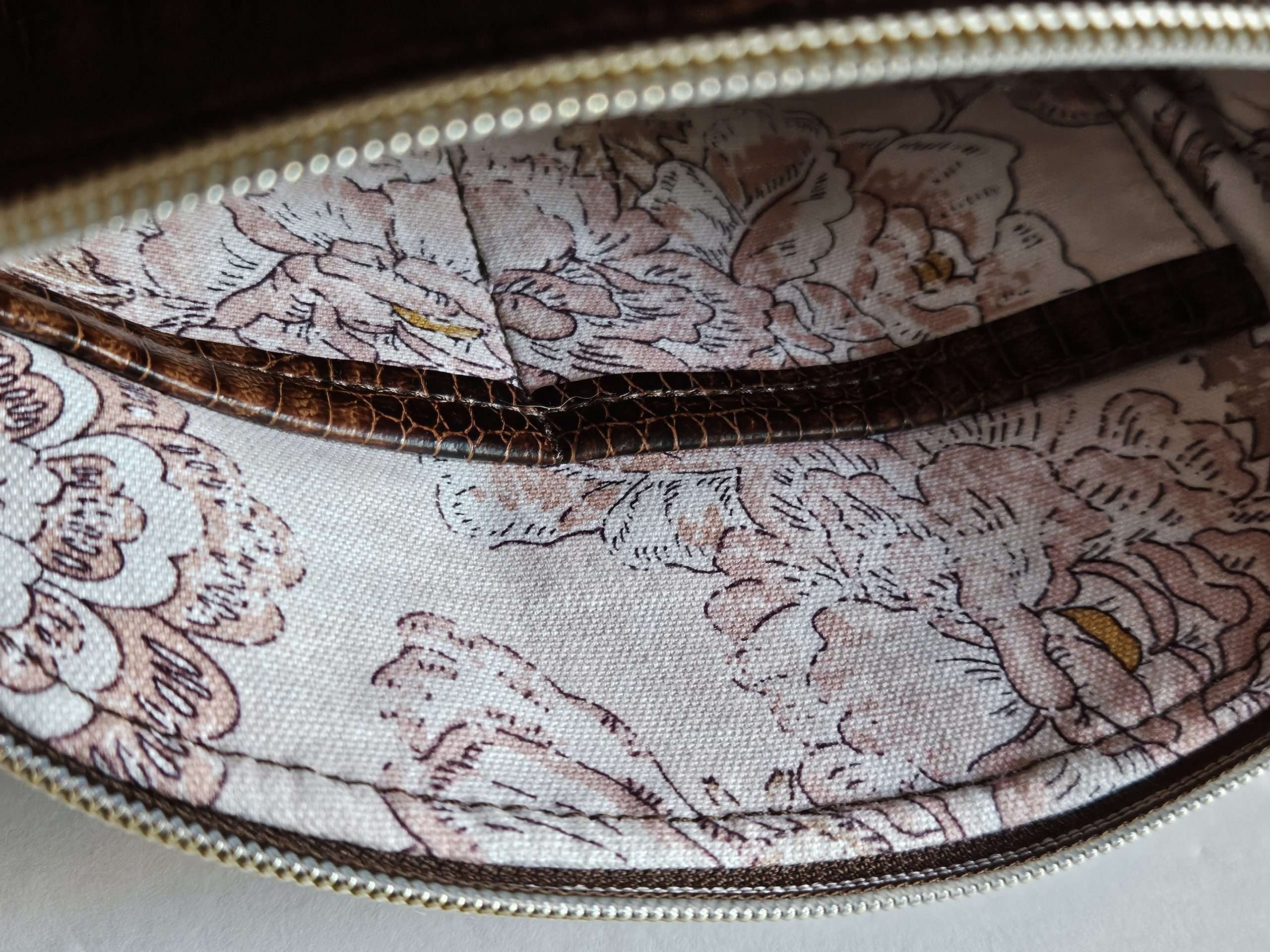 Kya Slim Crossbody Bag - Image 4