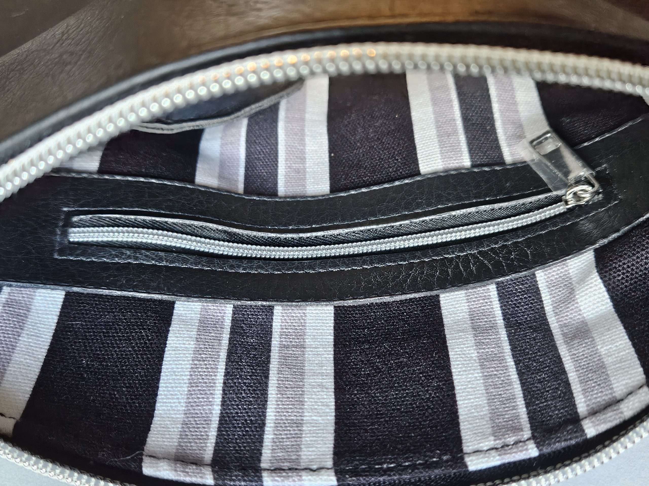 Kya Slim Crossbody Bag - Image 3